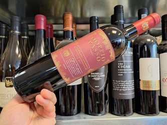 Vinul zilei: un roșu italian care cucerește prin aromele de cireșe negre, mure, prune, fructe uscate, vanilie, cuișoare și scorțișoară. Un companion excelent pentru carne roșie la grătar, vânat, rață și brânzeturi maturate. Cotat cu 97 puncte Luca Maroni