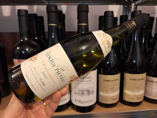 Vinul zilei: un Chardonnay luminos, cu note florale, fructate și de condimente, ideal alături de pește, fructe de mare, carne de pasăre sau preparate la grătar