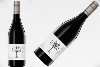 Vinul zilei: un Shiraz de Lume Nouă, din Australia, un roșu cu arome de cireșe, prune și vanilie. Un vin catifelat, care poate fi savurat în fiecare zi, alături de carne roșie la grătar, brânzeturi maturate sau vânat cu pene