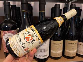 Vinul zilei: un Châteauneuf-du-Pape alb, cotat cu 94 de puncte James Suckling și 92 de puncte Robert Parker, un vin vibrant și rafinat, savuros alături de preparate fine din pește, fructe de mare sau carne albă