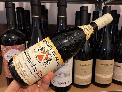 Vinul zilei: un Châteauneuf-du-Pape alb, cotat cu 94 de puncte James Suckling și 92 de puncte Robert Parker, un vin vibrant și rafinat, savuros alături de preparate fine din pește, fructe de mare sau carne albă
