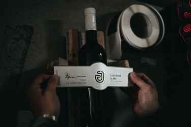 Vinul zilei: un Sauvignon Blanc proaspăt și elegant din inima Transilvaniei, care cucerește prin notele de fructul pasiunii, lămâie și iarbă proaspăt cosită