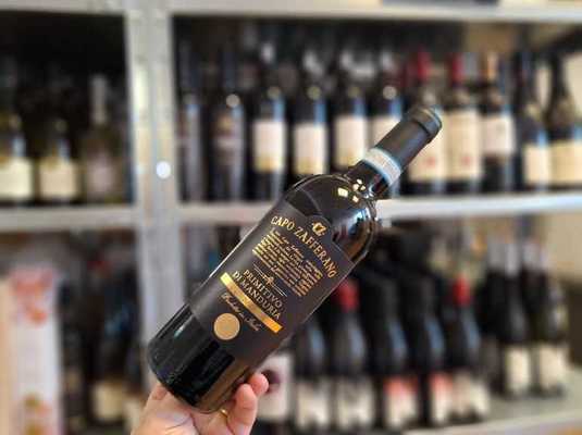 Vinul zilei: un Primitivo care iese din tipar, cotat cu 94 de puncte Luca Maroni. Dezvăluie note de fructe coapte, ciocolată și condimente fine. Ideal alături de carne roșie, vânat, brânzeturi sau preparate tradiționale italiene
