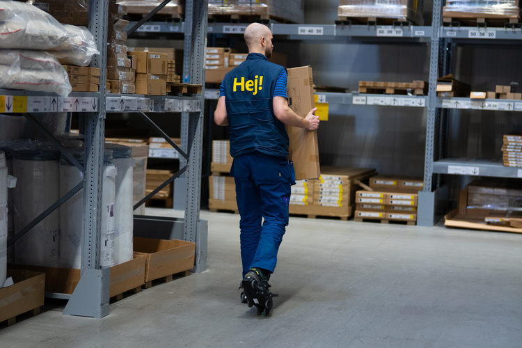 FOTO IKEA își pune angajații pe pantofi cu role ce folosesc AI