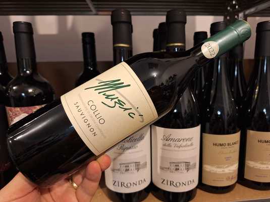 Vinul zilei: un Sauvignon Blanc cu note olfactive de fructe tropicale, note vegetale și accente fine de piper. Savuros alături de antreuri, pește, fructe de mare sau crustacee