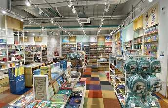FOTO Surpriză: Liderul neoficial al editurilor intră în retailul offline, deschizând prima sa librărie. Și liderul oficial Bookzone tocmai a început să deschidă librării