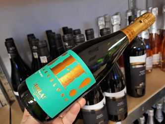 Vinul zilei: o cava excelentă, cu note florale și accente citrice, un vin frumos construit, savuros alături de fructe de mare, sushi sau deserturi ușoare