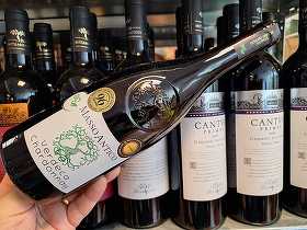 Vinul zilei: un cupaj alb obținut din Verdeca și Chardonnay, un vin lejer și prietenos, cu arome de iasomie, măr Ionatan și discrete note marine. Ideal alături de pește la grătar