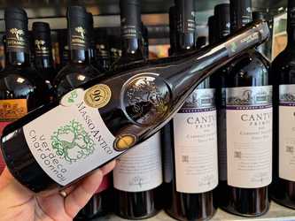 Vinul zilei: un cupaj alb obținut din Verdeca și Chardonnay, un vin lejer și prietenos, cu arome de iasomie, măr Ionatan și discrete note marine. Ideal alături de pește la grătar