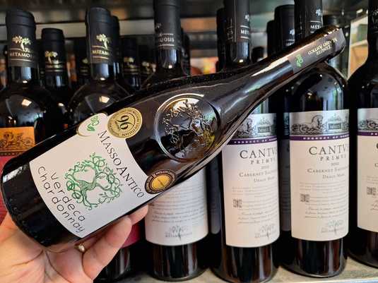 Vinul zilei: un vin alb organic cu note delicate de fructe exotice, piersici și trandafir, completate de iasomie și măr Ionatan. Ideal alături de pește, fructe de mare, salate sau brânzeturi fine