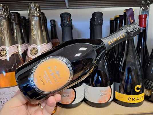 Vinul zilei: un Prosecco din regiunea Veneto, cu note olfactive de mere, pere, citrice și tente florale, continuate pe palat cu o textură cremoasă și arome de piersică albă și grapefruit. Savuros ca atare sau alături de fructe de mare, calamari sau tarte 