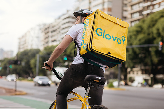 Proprietarul Glovo urcă puternic pe bursă pe fondul informațiilor privind o ofertă îmbunătățită de la Uber