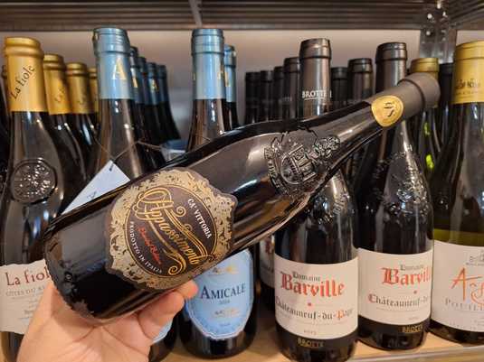 Vinul zilei: un Appassimento generos și catifelat din sudul Italiei, cu arome de prune uscate, stafide și mure, completate de note de ciocolată, tutun, smochine și condimente fine. Cotat cu 98 de puncte Luca Maroni