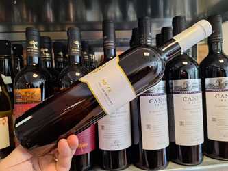 Vinul zilei: un cupaj alb de la o cramă cu o lungă tradiție viticolă din Transilvania, un vin savuros care îmbină notele de miere și flori de tei ale Muscatului cu structura, echilibrul și prospețimea soiului Fetească Regală