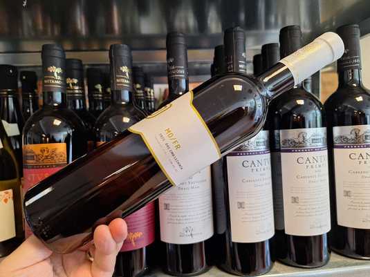 Vinul zilei: un cupaj alb obținut din Muscat Ottonel și Fetească Regală, un vin cu note de miere, flori de tei, pere, citrice și flori de portocal, savuros alături de aperitive, pizza Quattro Formaggi sau preparate din pește