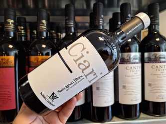 Vinul zilei: un Sauvignon Blanc expresiv și mineral din nordul Italiei, cu note de salvie, ardei verde și fructul pasiunii. Un vin proaspăt, elegant și revigorant, cu o aciditate vibrantă