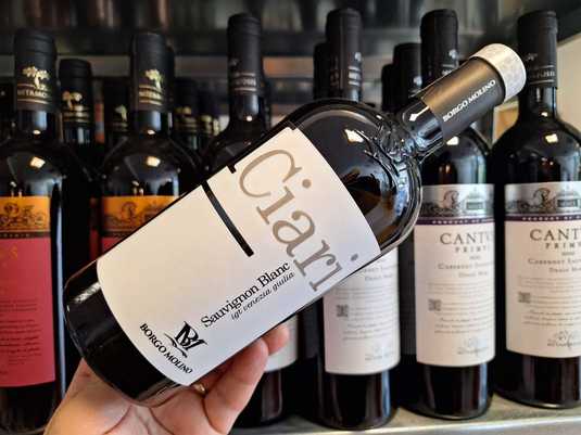 Vinul zilei: un Sauvignon Blanc din Friuli Venezia Giulia, cu arome de papaya, citrice și nuanțe ierboase specifice soiului. Savuros alături de fructe de mare, pește, legume la grătar sau preparate din carne albă