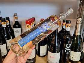 Vinul zilei: un Blanc de Noirs obținut 100% din Cabernet Sauvignon, un vin alb surprinzător și elegant, cu note de mere verzi, caise, piersică albă și lime, completate de accente minerale și o aciditate vioaie