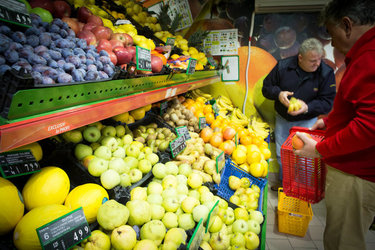 Grafic cu scădere încasări benzinării cu 5% în aprilie, evidențiind consum români redus și impact în comerț amănuntul România. | sursa foto: Profit