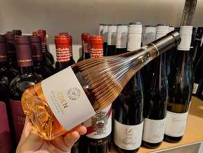 Vinul zilei: un rosé provensal elegant și rafinat, cu arome de căpșuni, piersici, cireșe și citrice, susținute de o aciditate revigorantă și o textură fină. Un vin de terasă, de vacanță și de mese lungi între prieteni