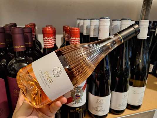 Vinul zilei: un Côtes de Provence Rosé cu note de fructe roșii proaspete, citrice, flori delicate și accente de bezea. Este partenerul ideal pentru fructe de mare, pește alb, salate sau preparate mediteraneene ușoare