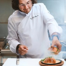 VIDEO Chef Florin Dumitrescu deschide primele două restaurante. S-a apucat de testele de gust