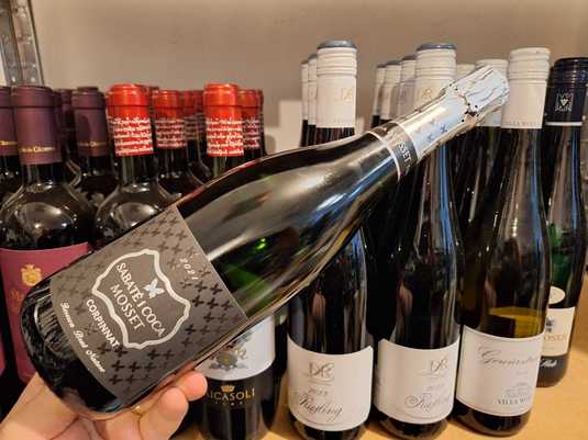 Vinul zilei: un spumant premium cotat cu 92+ puncte Robert Parker. Perlaj fin, mineralitate elegantă și accente de pâine prăjită într-un ansamblu proaspăt și sofisticat, ideal alături de fructe de mare, pește, sushi sau antreuri rafinate
