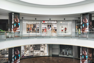 FOTO Brand celebru de magazine a intrat în România. Rețeaua Lululemon, fondată de un miliardar american, a deschis primul magazin în București