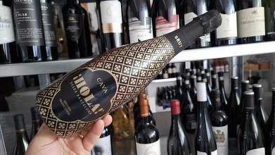 Vinul zilei: o cava medaliată cu Aur la Gilbert & Gaillard 2024, cu perlaj fin și arome de mere verzi, flori albe și citrice. Proaspătă, armonioasă și extrem de ușor de băut, aduce în pahar spiritul însorit al Barcelonei
