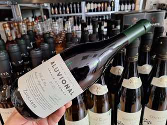 Vinul zilei: un Malbec de altitudine din Valle de Uco, cotat cu 96 de puncte Robert Parker și 96 de puncte James Suckling. Arome de căpșune, cireșe și prune coapte, susținute de mineralitate elegantă, taninuri fine și un final lung, profund și rafinat