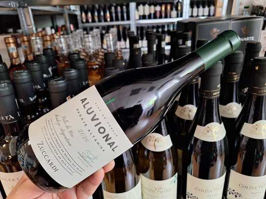 Vinul zilei: un Malbec de altitudine din Valle de Uco, cotat cu 96 de puncte Robert Parker și 96 de puncte James Suckling. Arome de căpșune, cireșe și prune coapte, susținute de mineralitate elegantă, taninuri fine și un final lung, profund și rafinat