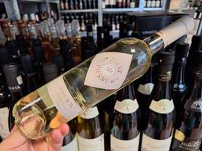 Vinul zilei: un alb mediteraneean din Provence, cu note de flori albe, citrice și fructe tropicale, susținute de o aciditate vibrantă și o mineralitate fină. Proaspăt, luminos și perfect pentru mesele de vară