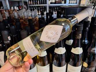 Vinul zilei: un alb mediteraneean din Provence, cu note de flori albe, citrice și fructe tropicale, susținute de o aciditate vibrantă și o mineralitate fină. Proaspăt, luminos și perfect pentru mesele de vară