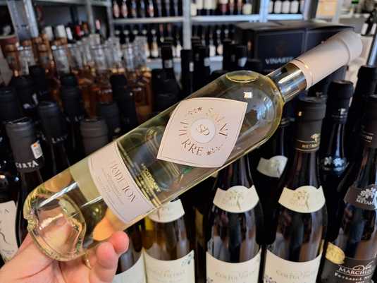 Vinul zilei: un vin care miroase a vacanță pe Coasta de Azur. Mango, ananas, petale de trandafir, grapefruit și lime, într-un alb tonic și răcoritor, cu acel amestec seducător de prospețime, care te face să mai torni un pahar