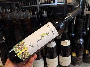 Vinul zilei: un cupaj alb din cinci soiuri care îmbină prospețimea citricelor cu aromele de mere, fructe galbene și iarbă proaspăt cosită. Echilibrat, răcoritor și versatil, este partenerul ideal pentru pește, fructe de mare și seri de vară