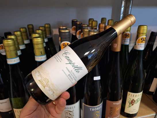 Vinul zilei: un Rioja alb din soiul Viura, cu note de fructe coapte, flori albe și vanilie fină, completate de o textură cremoasă și un final lung, elegant. Un vin savuros alături de preparate din pește, legume la grătar sau risotto