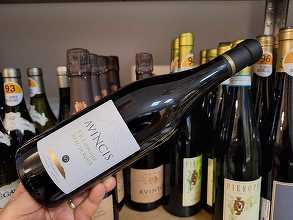 Vinul zilei: o Crâmpoșie Selecționată autentică din Drăgășani, cu note de flori de tei, măr verde și citrice, susținute de o mineralitate persistentă și o prospețime care o face perfectă pentru zilele călduroase de vară