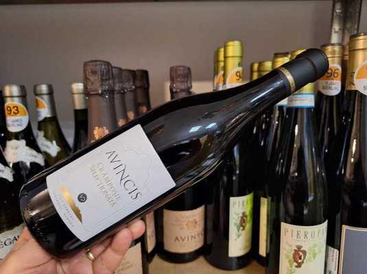 Vinul zilei: un soi cu rădăcini din vremea dacilor, reinterpretat într-un vin crocant și luminos, cu arome de corcodușe verzi, agrișe, mere de vară și accente saline. Genul de vin care cere o terasă, puțină umbră și încă un pahar bine răcit