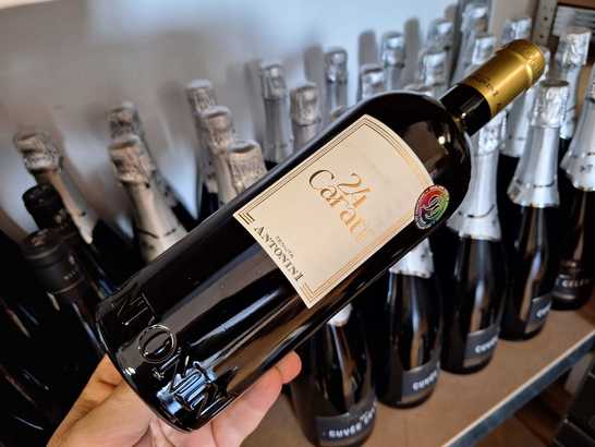 Vinul zilei: un alb italian cotat cu 99 de puncte Luca Maroni, cu arome de miere, piersică și citrice, completate de o textură catifelată și o mineralitate discret sărată. Elegant, intens și surprinzător de ușor de savurat