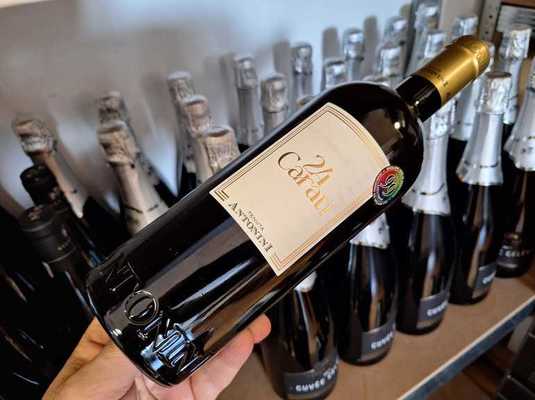 Vinul zilei: un vin care strălucește la propriu și la figurat. Note de piersică bine coaptă, citrice și miere, un gust proaspăt și persistent și acel echilibru rar dintre finețe, fruct și mineralitate care te face să revii pentru încă un pahar