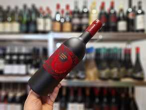 Vinul zilei: un cupaj din Primitivo și Negroamaro, cotat cu 98 de puncte Luca Maroni, care seduce prin aromele de fructe roșii coapte, dulcețuri, ciocolată, condimente și tutun. Catifelat, generos și perfect alături de preparate la grătar sau brânzeturi m