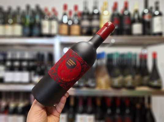 Vinul zilei: un roșu din Puglia cu ADN italian autentic. Vișine din vișinata „de la bunicu'”, ciocolată, fruct copt, taninuri șlefuite și note dulci de lemn, într-un vin opulent și prietenos, făcut parcă pentru serile lungi, după cină, în compania celor c