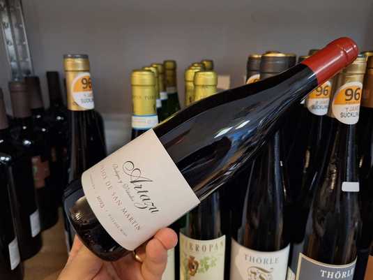 Vinul zilei: o Garnacha de 95 puncte James Suckling, 93+ puncte Robert Parker. Fructe de pădure, flori și ierburi aromatice, taninuri fine și o puritate a gustului care l-a făcut pe Robert Parker să vorbească despre precizie și rafinament