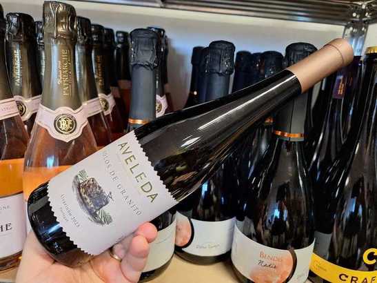 Vinul zilei: un Alvarinho portughez cotat cu 92 de puncte James Suckling și 94 de puncte Wine Enthusiast, cu note de grapefruit, piersică albă și fructe tropicale, susținute de o mineralitate elegantă și un final lung, vibrant