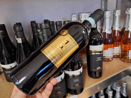 Vinul zilei: un Primitivo di Manduria cotat cu 97 de puncte Luca Maroni, generos și catifelat, cu arome de prune coapte, cireșe negre, fructe de pădure, vanilie și condimente, urmate de un final lung, intens și elegant
