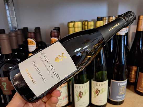 Vinul zilei: un Crémant de Loire Extra Brut, obținut prin metoda tradițională, cu perlaj fin, arome de citrice, flori albe, gutuie și măr verde, completate de note elegante de brioșă și un final mineral, lung și revigorant