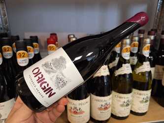 Vinul zilei: o Fetească Neagră din Crișana care pune în valoare unul dintre cele mai iubite soiuri românești, cu arome de prune coapte, vișine negre, cacao și condimente, taninuri catifelate și un final lung, elegant și expresiv