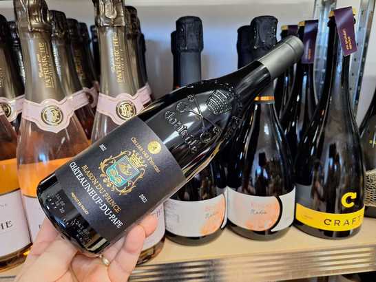 Vinul zilei: un Châteauneuf-du-Pape cotat cu 90 de puncte James Suckling, dominat de arome de coacăze roșii, cireșe, mure și ierburi mediteraneene, cu taninuri catifelate și un final elegant, care exprimă autentic terroir-ul sudului Franței