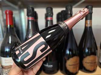 Vinul zilei: o Cava Rosé BIO din inima Cataloniei, obținută exclusiv din Pinot Noir, cu perlaj fin, arome de cireșe, căpșuni și grapefruit roz, într-un stil elegant, proaspăt și surprinzător de rafinat