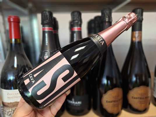 Vinul zilei: dacă îți plac spumantele care îmbină fructele roșii crocante cu finețea patiseriei și un final tonic, cu note saline, această Cava Rosé din Penedès îți poate schimba părerea despre raportul calitate–preț al spumantelor spaniole